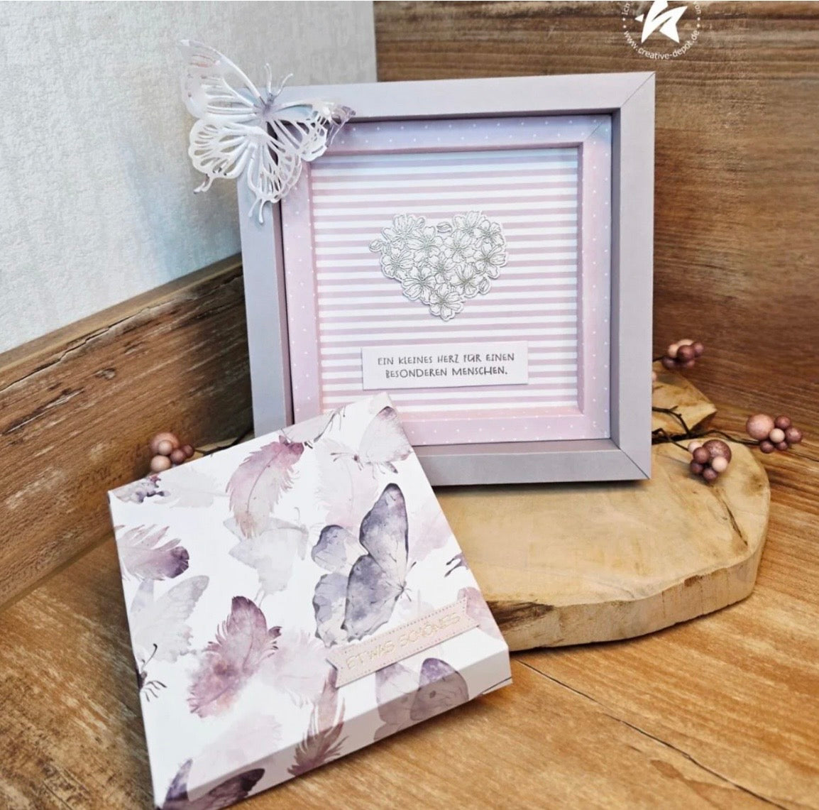 Designpapier - Hintergrund-Schmetterlinge & Federn