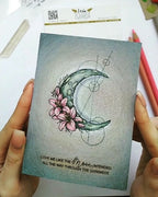 Mond mit Lilien und Geometrischem Hintergrund